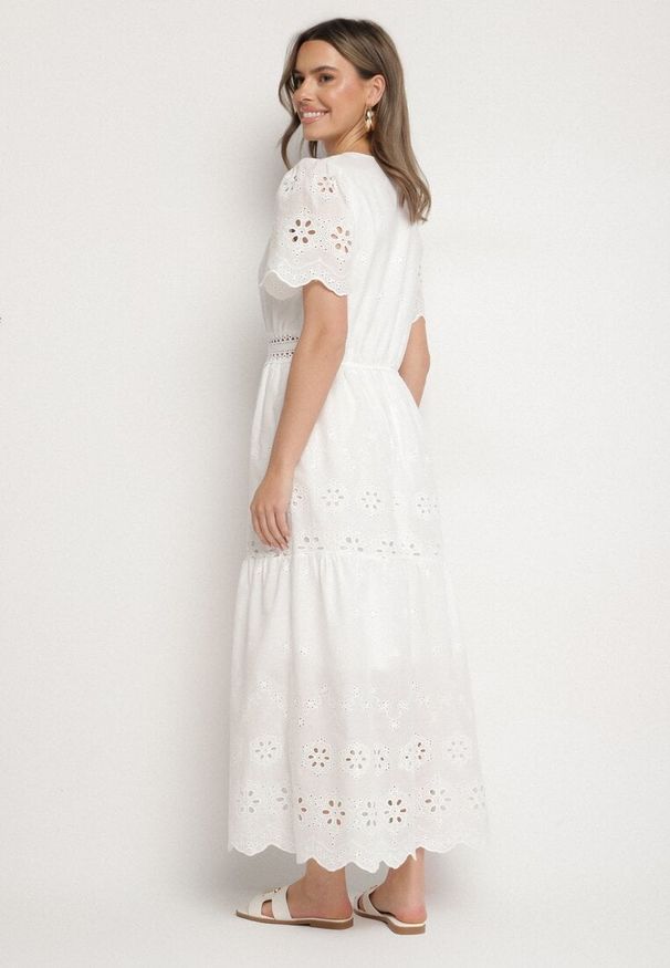 Born2be - Biała Bawełniana Sukienka Boho o Rozkloszowanym Kroju Zdobiona Haftem Efrissea. Okazja: na imprezę. Typ kołnierza: dekolt w serek. Kolor: biały. Materiał: bawełna. Długość rękawa: krótki rękaw. Wzór: aplikacja, haft. Sezon: lato. Styl: boho