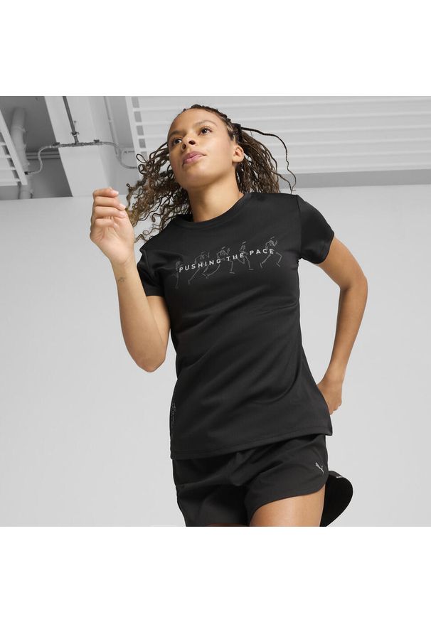 Puma - Damska koszulka do biegania z grafiką i napisem PUMA Black Q2. Kolor: czarny. Wzór: napisy. Sport: bieganie