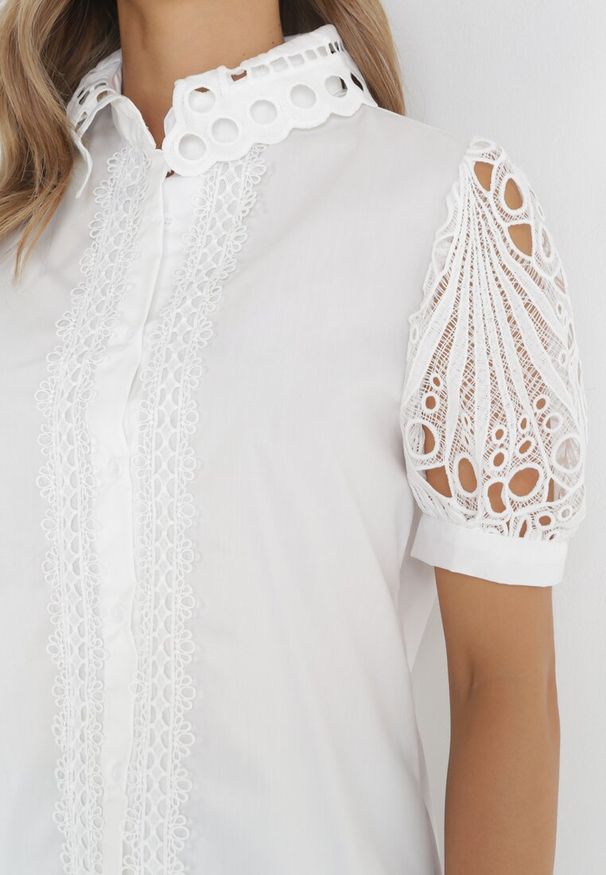 Born2be - Biała Koszula z Koronkowymi Rękawami i Kołnierzem Mavisa. Kolor: biały. Materiał: koronka. Długość rękawa: krótki rękaw. Długość: krótkie. Wzór: koronka. Sezon: wiosna, lato