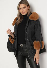 Born2be - Czarna Jeansowa Kurtka z Kapturem i Paskiem oraz Futerkiem na Napy Tarasima. Typ kołnierza: kaptur. Kolor: czarny. Materiał: jeans, futro #7