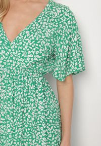 Born2be - Zielona Bawełniana Sukienka o Rozkloszowanym Kroju w Kwiatowy Wzór Aramine. Okazja: na co dzień. Typ kołnierza: dekolt w kształcie V. Kolor: zielony. Wzór: kwiaty. Typ sukienki: proste. Materiał: bawełna. Długość rękawa: krótki rękaw. Sezon: wiosna, lato. Styl: klasyczny, casual, elegancki #2