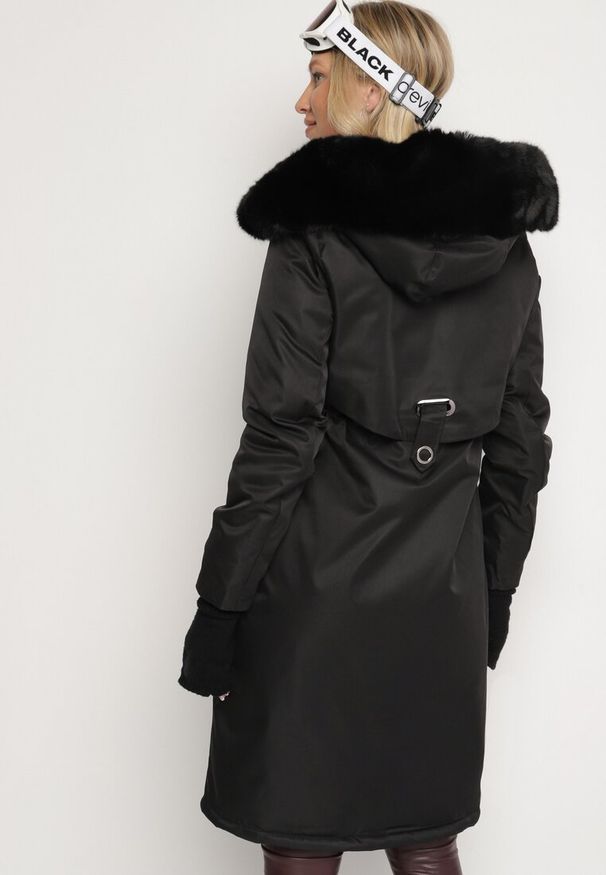 Born2be - Czarna Kurtka za Kolano ze Ściągaczem i Kapturem z Futerkiem Adoresa. Kolor: czarny. Materiał: futro