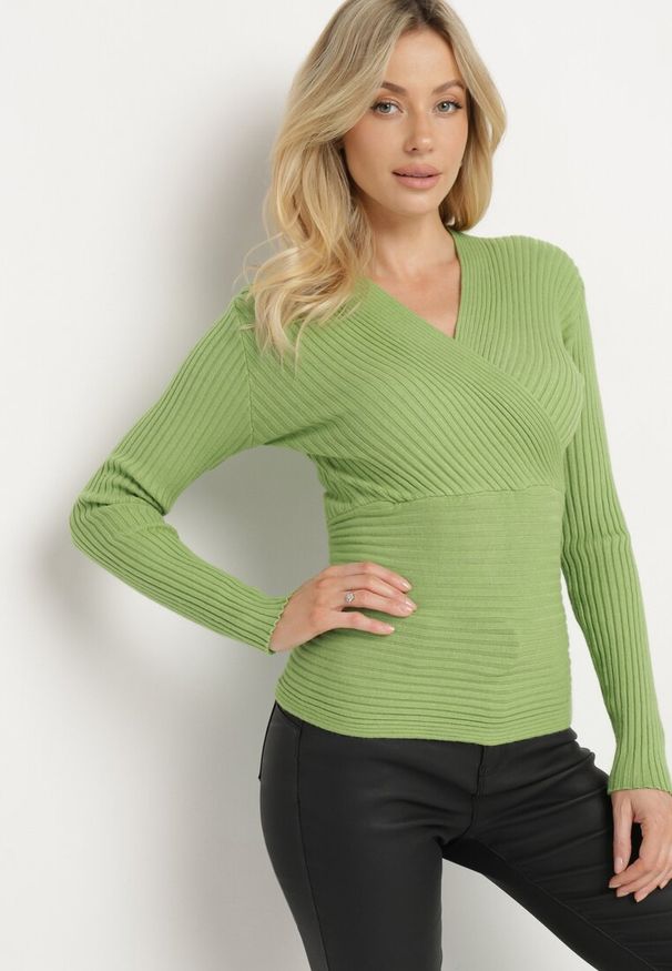 Born2be - Zielony Sweter Kopertowy z Prążkowanej Dzianiny Zaki. Okazja: na co dzień. Kolor: zielony. Materiał: dzianina, prążkowany. Długość rękawa: długi rękaw. Długość: długie. Styl: casual, elegancki, rockowy