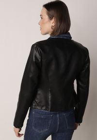 Born2be - Czarna Przejściowa Kurtka Taliowana Ramoneska bez Kołnierzyka Nissanea. Okazja: na co dzień. Typ kołnierza: bez kołnierzyka. Kolor: czarny. Materiał: poliester. Styl: casual, klasyczny #4