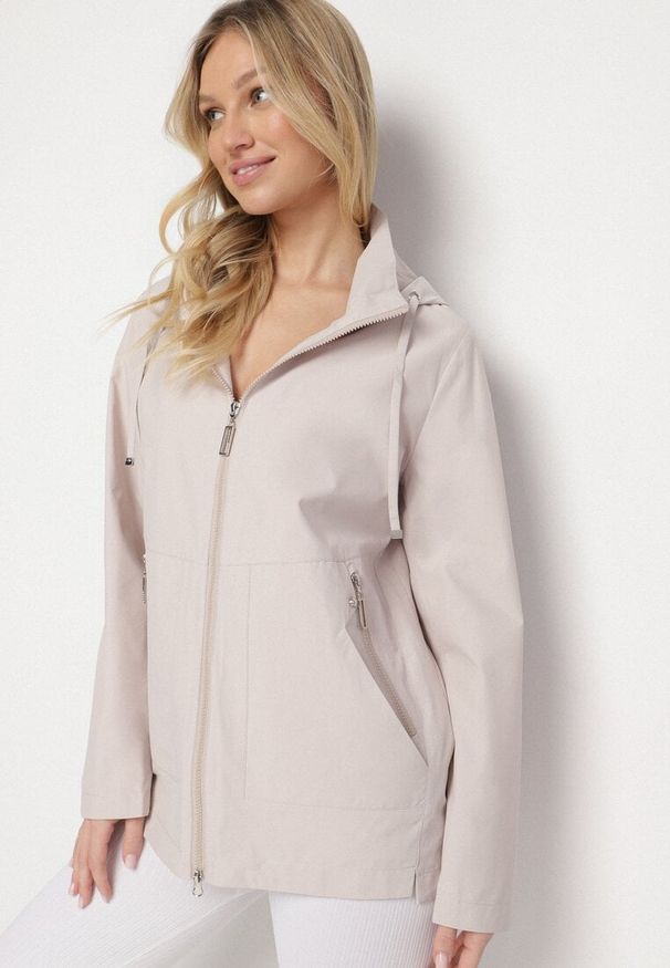 Born2be - Jasnobeżowa Kurtka Typu Wiatrówka z Odpinanym Kapturem Ndivoria. Okazja: na spacer, na co dzień. Kolor: beżowy. Materiał: jeans. Styl: casual, sportowy