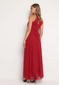 Born2be - Czerwona Wieczorowa Sukienka ze Stójką Wiązana w Talii Ozdobiona Siateczką Nestasoni. Okazja: na imprezę. Typ kołnierza: kołnierzyk stójkowy. Kolor: czerwony. Materiał: satyna. Długość rękawa: bez rękawów. Wzór: aplikacja. Styl: wizytowy #2