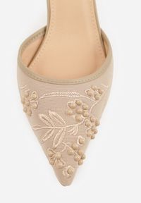 Renee - Ciemnobeżowe Sandały na Szpilce Ozdobione Haftowanym Wzorem i Koralikami Sametis. Kolor: beżowy. Materiał: satyna. Wzór: aplikacja, haft. Obcas: na szpilce #7