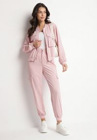 Born2be - Różowy Komplet Dresowy w Stylu Cargo Spodnie i Bluza z Imitacją Kieszeni Ivelhiris. Kolor: różowy. Materiał: dresówka #7