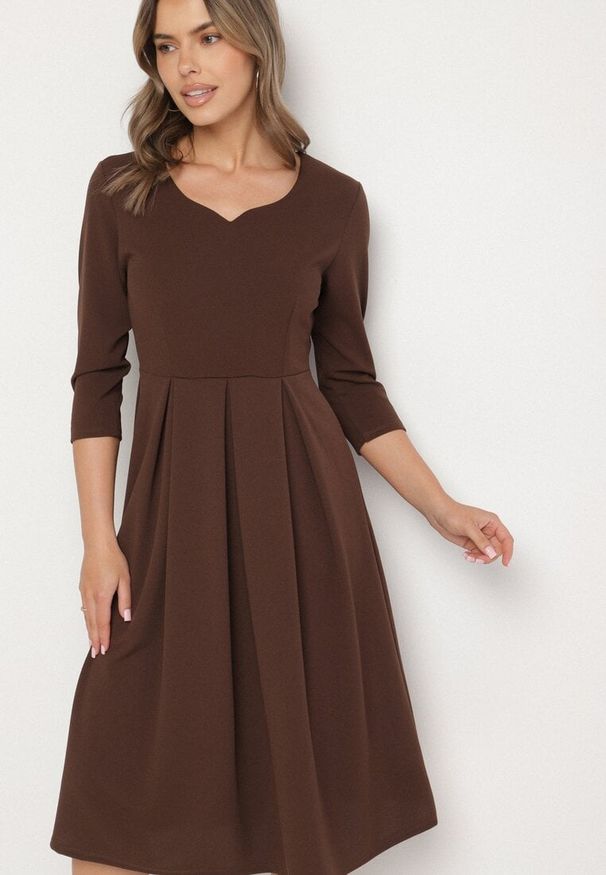 Born2be - Brązowa Rozkloszowana Sukienka z Rękawem 3/4 Nomiel. Okazja: na co dzień. Typ kołnierza: dekolt w kształcie V. Kolor: brązowy. Typ sukienki: rozkloszowane. Styl: klasyczny, casual, elegancki