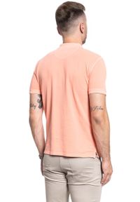 Wrangler - MĘSKA KOSZULKA POLO WRANGLER SS OVERDYE POLO MELON ORANGE W7F4KQA04 112131803. Typ kołnierza: polo