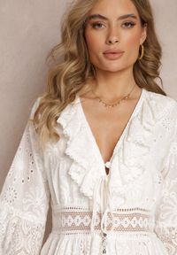 Renee - Biała Rozkloszowana Sukienka Mini z Dłuższym Tyłem i Koronkowymi Wstawkami Ralan. Typ kołnierza: kołnierz z falbankami. Kolor: biały. Materiał: koronka. Wzór: ażurowy. Typ sukienki: rozkloszowane. Długość: mini #3
