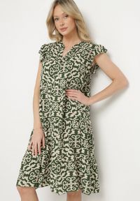 Born2be - Zielona Bawełniana Sukienka o Rozkloszowanym Kroju w Ornamentalny Wzór Zalimea. Okazja: na co dzień. Typ kołnierza: dekolt w kształcie V. Kolor: zielony. Materiał: bawełna. Długość rękawa: krótki rękaw. Typ sukienki: rozkloszowane. Styl: elegancki, casual #2