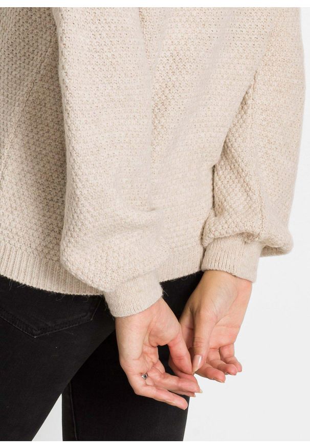 bonprix - Sweter ze stójką w ażurowy wzór. Typ kołnierza: kołnierzyk stójkowy. Kolor: beżowy. Wzór: ażurowy