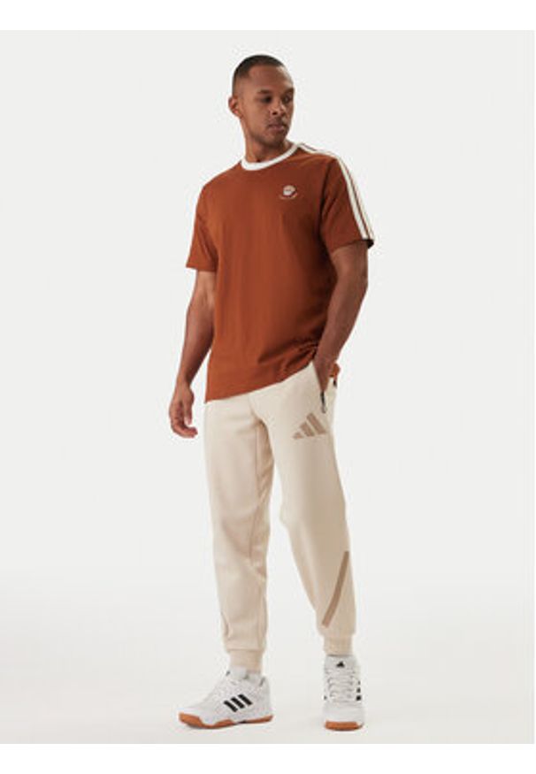 Adidas - adidas T-Shirt Lux Coffee Cafe Cup Graphic JZ5070 Brązowy Loose Fit. Kolor: brązowy. Materiał: bawełna