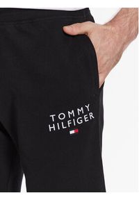 TOMMY HILFIGER - Tommy Hilfiger Spodnie dresowe UM0UM02880 Czarny Regular Fit. Kolor: czarny. Materiał: dresówka, syntetyk, bawełna #3