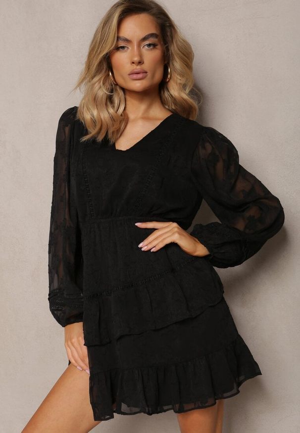 Renee - Czarna Krótka Sukienka Boho Ozdobiona Metaliczną Nitką Eleonoritta. Kolor: czarny. Wzór: aplikacja. Styl: boho. Długość: mini