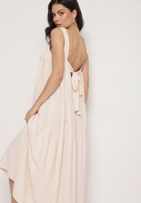 Born2be - Beżowa Sukienka o Rozkloszowanym Kroju z Wiązaniem z Tyłu Savinelle. Okazja: na co dzień, na imprezę. Kolor: beżowy. Styl: elegancki, casual