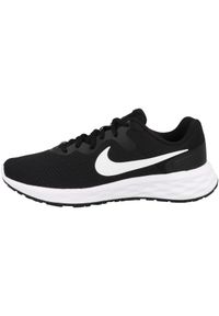 Buty do biegania męskie Nike Revolution 6. Zapięcie: sznurówki. Kolor: biały, wielokolorowy, czarny. Materiał: materiał, syntetyk, tkanina. Szerokość cholewki: normalna. Model: Nike Revolution