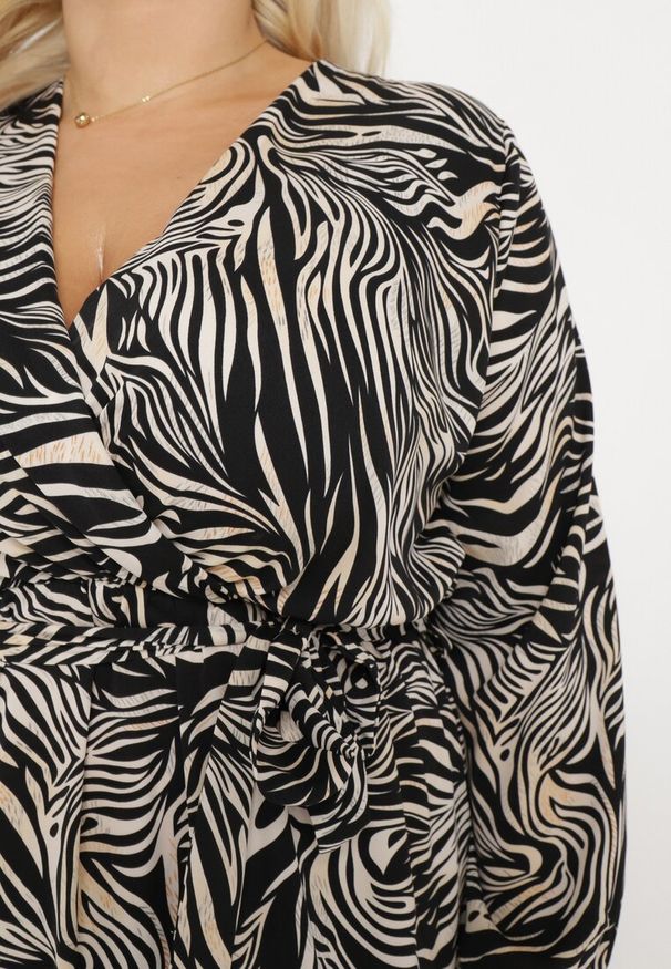 Born2be - Czarno-Beżowa Sukienka Maxi w Abstrakcyjny Print Wiązana w Pasie Elennora. Kolor: czarny. Wzór: nadruk. Sezon: lato. Długość: maxi