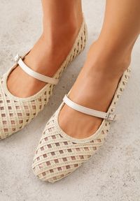 Renee - Jasnobeżowe Balerinki z Ażurowym Wzorem i Paskiem Astethera. Okazja: na co dzień. Zapięcie: pasek. Kolor: beżowy. Materiał: jeans. Wzór: ażurowy. Styl: casual, elegancki #4