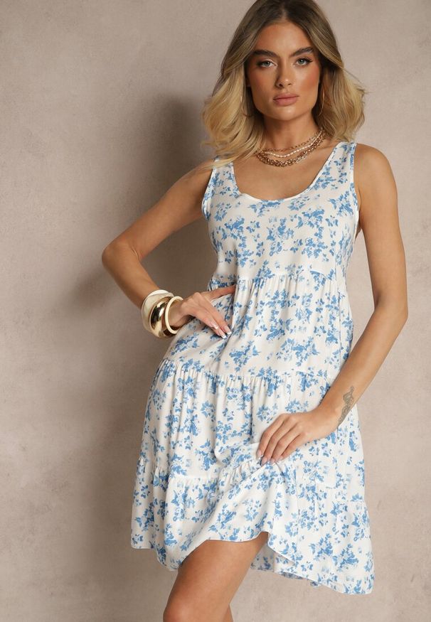 Renee - Biało-Niebieska Bawełniana Sukienka o Rozkloszowanym Kroju w Kwiaty Anniliane. Kolor: biały. Materiał: bawełna. Długość rękawa: na ramiączkach. Wzór: kwiaty. Sezon: lato. Styl: elegancki, boho