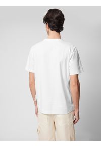 outhorn - T-shirt regular gładki męski Outhorn - złamana biel. Kolor: biały. Materiał: bawełna, dzianina. Długość rękawa: krótki rękaw. Długość: krótkie. Wzór: gładki