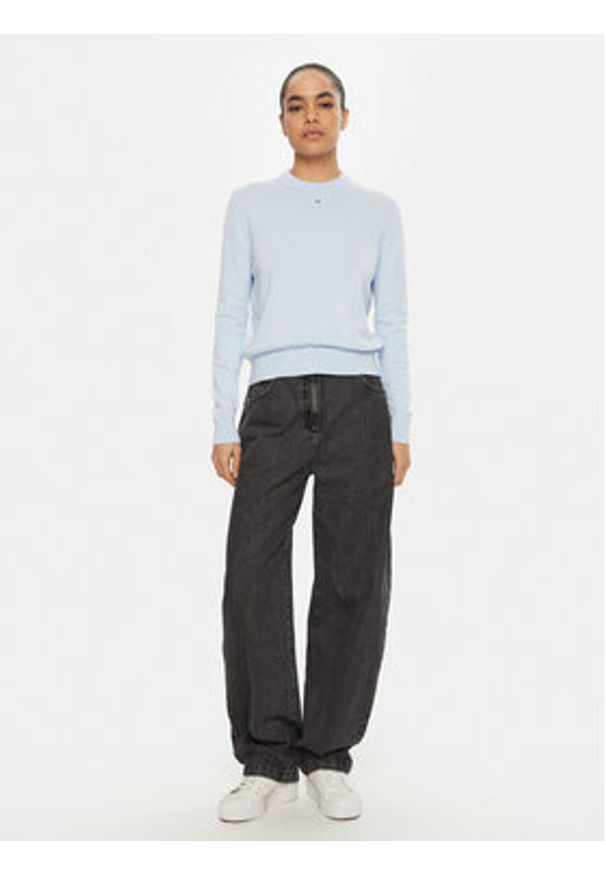 Tommy Jeans Sweter Essential DW0DW20159 Błękitny Regular Fit. Kolor: niebieski. Materiał: bawełna