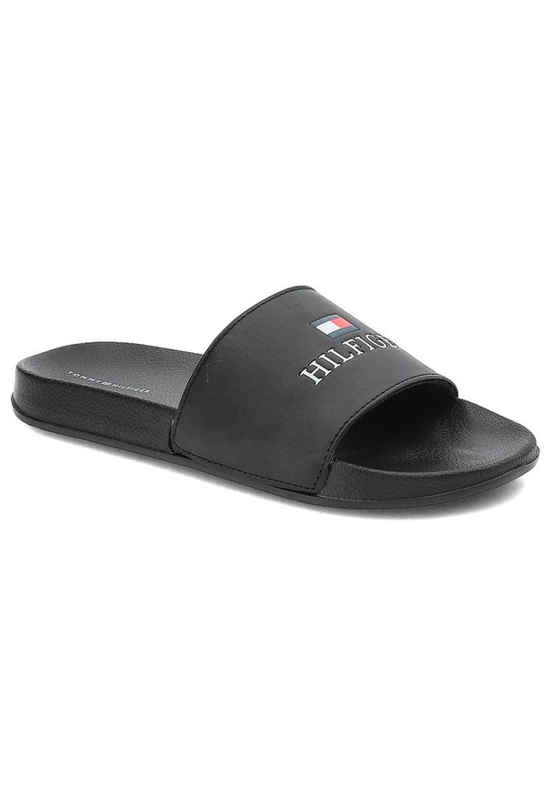 TOMMY HILFIGER - Czarne Klapki Tommy Hilfiger Modne Buty Na Lato. Okazja: na plażę. Kolor: czarny. Wzór: jodełka, nadruk. Sezon: lato. Styl: elegancki