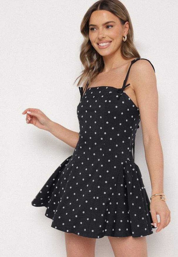 Born2be - Granatowa Sukienka Vices w Grochy o Rozkloszowanym Kroju z Wiązaniem na Ramiączkach Saririse. Okazja: na ślub cywilny, na wesele. Typ kołnierza: dekolt kwadratowy, dekolt gorset. Kolor: niebieski. Długość rękawa: na ramiączkach. Wzór: grochy. Typ sukienki: gorsetowe