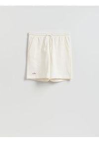 Reserved - Szorty regular fit - złamana biel. Materiał: bawełna