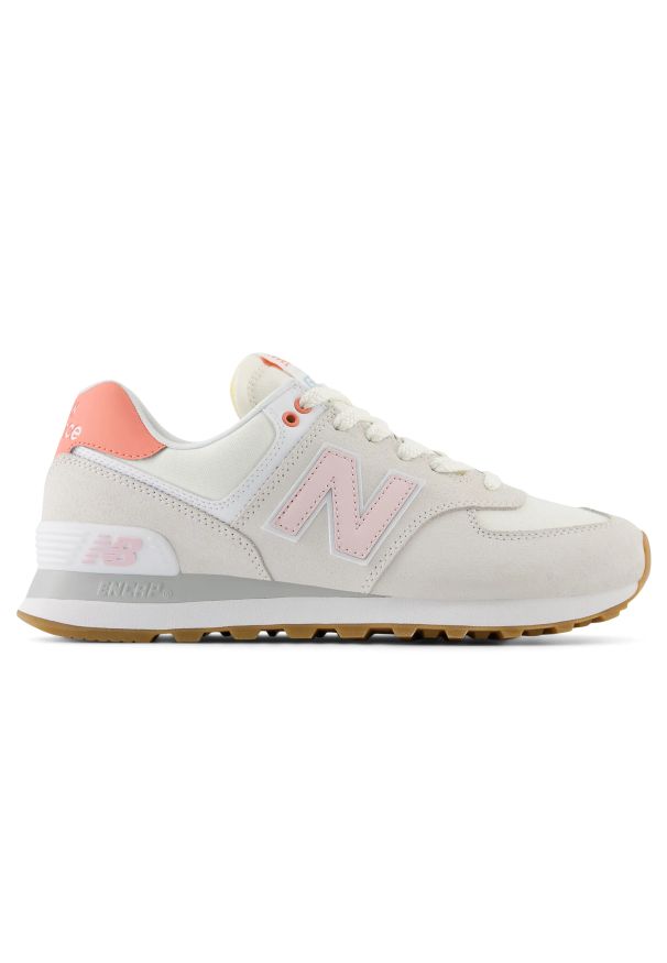 Buty damskie New Balance WL574IPK – beżowe. Kolor: beżowy. Materiał: guma, zamsz. Szerokość cholewki: normalna. Model: New Balance 574