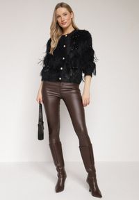 Born2be - Czarny Kardigan z Wełną o Fakturze Imitującej Pióra z Ozdobnymi Guzikami Mevinalia. Okazja: na co dzień, do pracy, na spotkanie biznesowe. Kolor: czarny. Materiał: wełna. Wzór: aplikacja. Sezon: zima, jesień. Styl: biznesowy, klasyczny, casual, elegancki #5