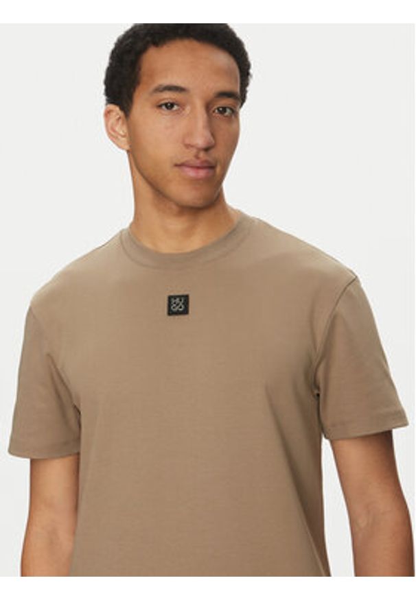 Hugo - HUGO T-Shirt Dalile 50505201 Brązowy Regular Fit. Kolor: brązowy. Materiał: bawełna