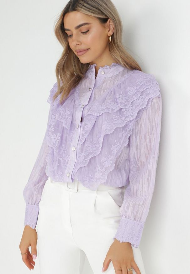 Born2be - Fioletowa Koszula z Metaliczną Nitką i Falbanką Ruweyda. Typ kołnierza: kołnierz z falbankami. Kolor: fioletowy. Materiał: tkanina. Długość rękawa: długi rękaw. Długość: długie. Wzór: haft. Styl: elegancki