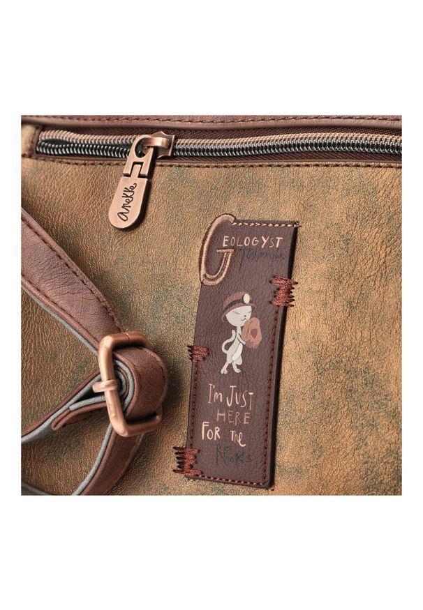 Brązowa Torebka Anekke Modna Listonoszka Damska Z Laleczką. Kolor: brązowy. Wzór: aplikacja. Materiał: zdobione, skórzane. Styl: elegancki, casual