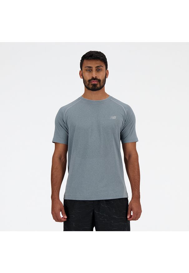 Koszulka męska New Balance MT41080AG – szara. Kolor: szary. Materiał: materiał, nylon, poliester. Sport: fitness
