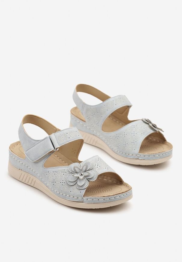 Born2be - Jasnoniebieskie Sandały na Koturnie z Kwiatem 3D Natisella. Zapięcie: rzepy. Kolor: niebieski. Wzór: kwiaty. Sezon: lato. Obcas: na koturnie. Styl: elegancki