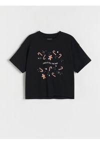 Reserved - Świąteczny t-shirt z nadrukiem - czarny. Kolor: czarny. Materiał: bawełna. Wzór: nadruk. Styl: wizytowy