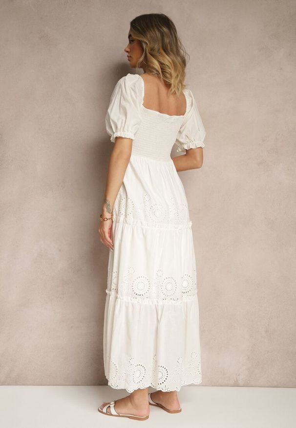 Renee - Biała Sukienka z Bawełny Ozdobiona Haftem Iffirina. Okazja: na co dzień. Kolor: biały. Materiał: bawełna. Wzór: aplikacja, haft. Styl: casual