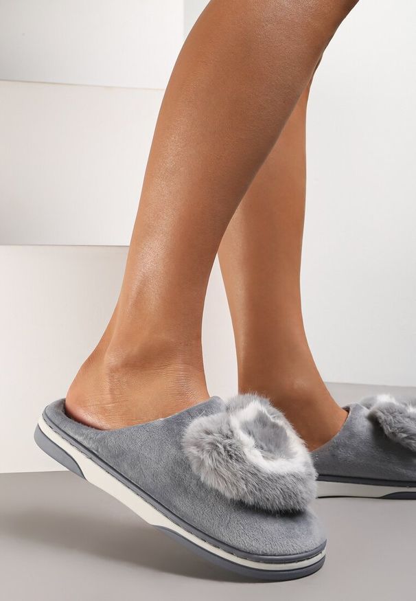 Renee - Szare Kapcie Pyrhede. Zapięcie: bez zapięcia. Kolor: szary. Materiał: materiał, futro, welur. Wzór: aplikacja. Obcas: na płaskiej podeszwie