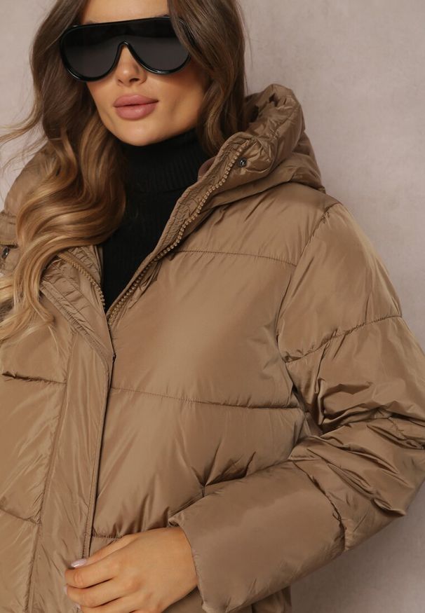 Renee - Brązowa Kurtka za Kolano Pikowana z Kapturem Nafesa. Typ kołnierza: kaptur. Kolor: brązowy. Styl: elegancki