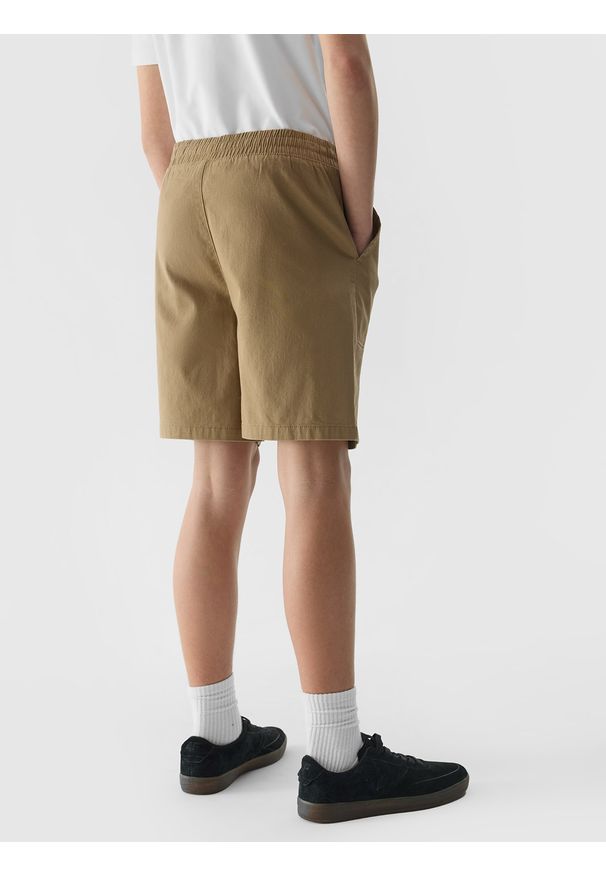 4f - 4F Spodenki casual chłopięce - brązowe 134 (8-9 lat). Okazja: na co dzień. Kolor: brązowy. Materiał: bawełna, materiał, elastan. Długość: krótkie. Wzór: jednolity. Sezon: lato. Styl: casual