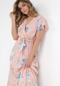 Born2be - Jasnoróżowa Kopertowa Sukienka w Kwiatowy Wzór z Paskiem i Falbanką Thellippe. Typ kołnierza: dekolt kopertowy, dekolt w kształcie V. Kolor: różowy. Wzór: kwiaty. Typ sukienki: kopertowe. Materiał: tkanina. Długość rękawa: krótki rękaw. Sezon: lato. Styl: elegancki. Długość: maxi #2