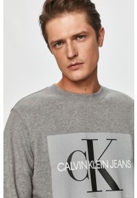 Calvin Klein Jeans - Bluza bawełniana J30J307742.NOS. Okazja: na co dzień. Kolor: szary. Materiał: bawełna. Wzór: nadruk. Styl: casual #2