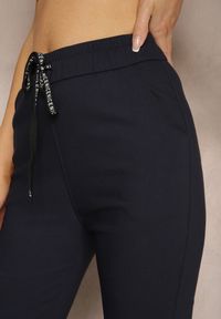 Renee - Granatowe Spodnie z Bawełną High Waist z Napisami oraz Gumką w Talii Rilaira. Okazja: do pracy, na spotkanie biznesowe. Stan: podwyższony. Kolor: niebieski. Materiał: bawełna. Wzór: napisy. Styl: elegancki, biznesowy #4