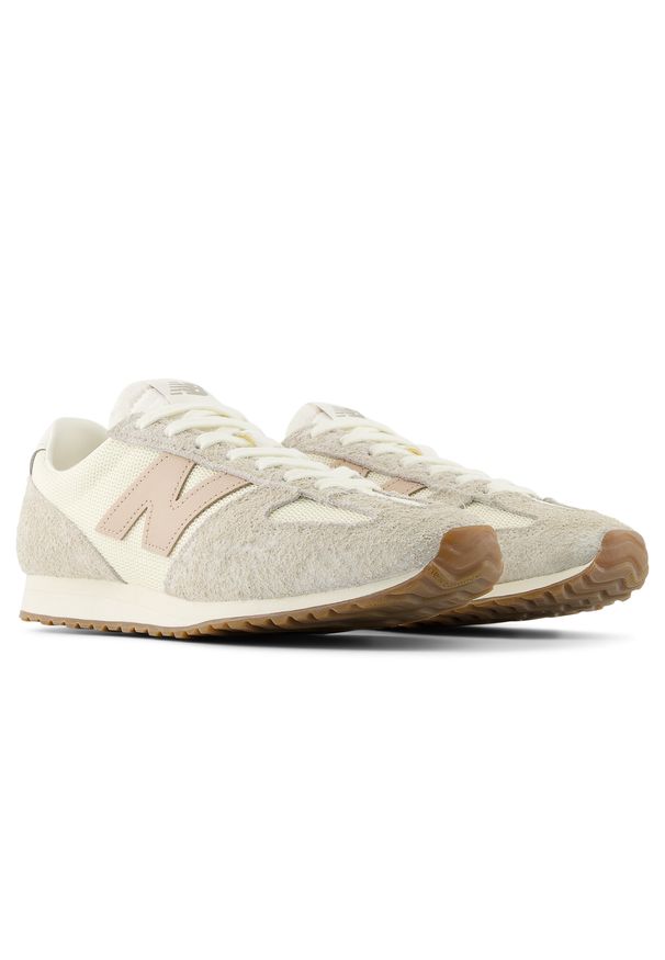 Buty unisex New Balance U471KAA – beżowe. Kolor: beżowy. Materiał: syntetyk, materiał, zamsz. Szerokość cholewki: normalna. Wzór: jodełka. Sezon: lato