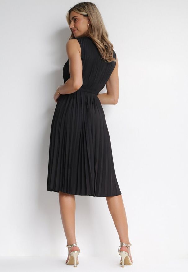 Born2be - Czarna Plisowana Sukienka Midi z Rozkloszowanym Dołem i Materiałowym Paskiem Katinka. Kolor: czarny. Materiał: materiał. Długość: midi