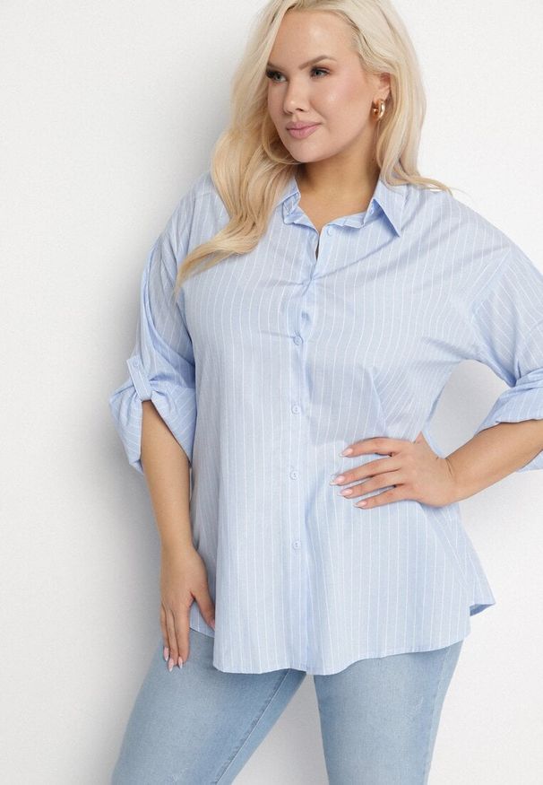 Born2be - Jasnoniebieska Koszula w Drobne Paseczki o Klasycznym Kroju z Podpinanymi Rękawami Ilerra. Okazja: na co dzień. Kolekcja: plus size. Kolor: niebieski. Materiał: bawełna, jeans, materiał. Długość rękawa: długi rękaw. Długość: długie. Wzór: aplikacja. Styl: klasyczny