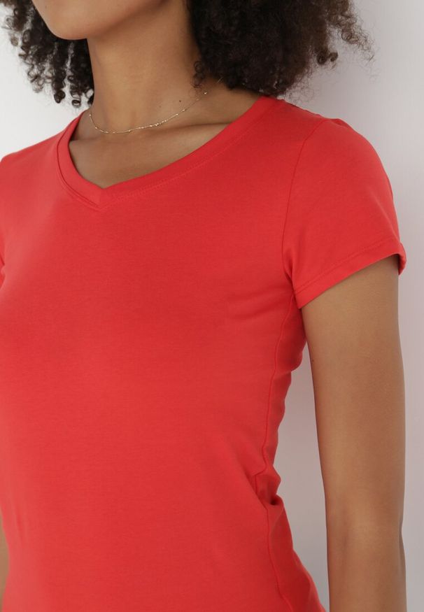 Born2be - Czerwony T-shirt Nysalphia. Kolor: czerwony. Materiał: dzianina, bawełna, elastan. Długość rękawa: krótki rękaw. Długość: krótkie. Styl: klasyczny