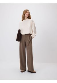 Reserved - Spodnie z prostą nogawką - brązowy. Kolor: brązowy. Materiał: dzianina. Wzór: gładki